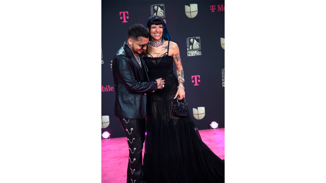 Cazzu y Christian Nodal durante la alfombra magenta de Premio Lo Nuestro 2023