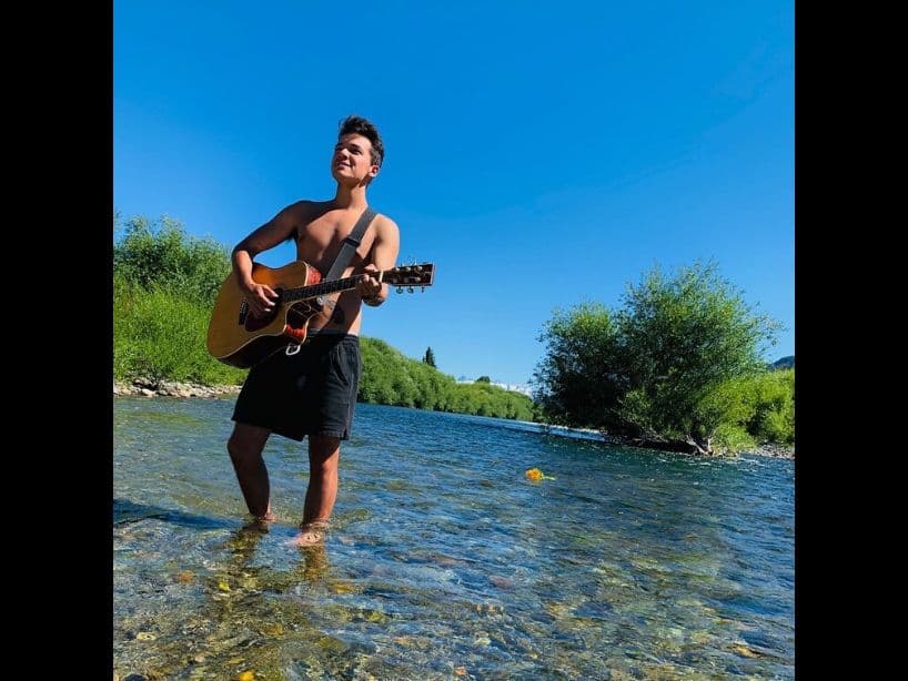 Además, experimentó estrenar su primera canción propia, titulada “Enloqueciendo”. Esta fue publicado en julio del 2019 y supera ya las 70 mil reproducciones.