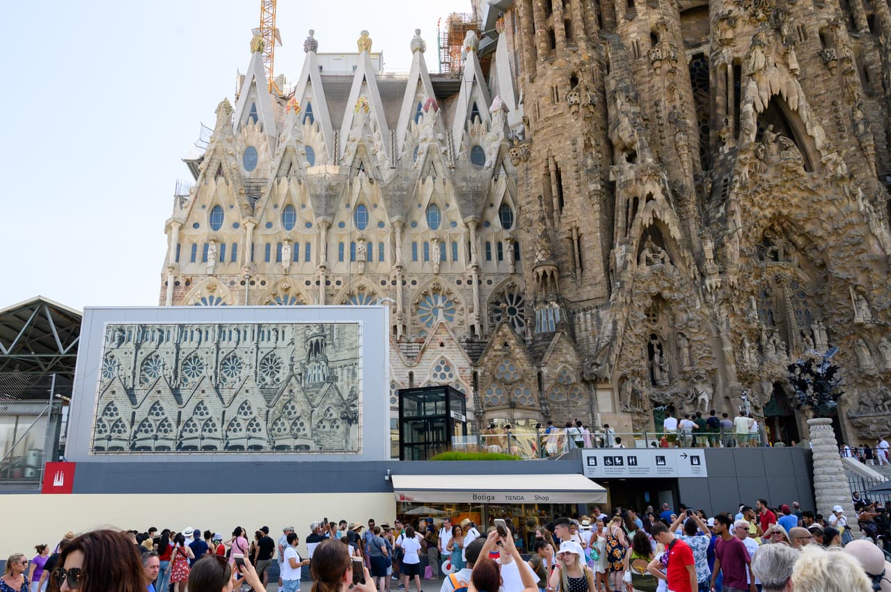 Barcelona, España. 
<br>
<br>En 2016 se reportó que La Sagrada Familia había roto su récord de visitantes anuales con un total de 4.6 millones de personas.
