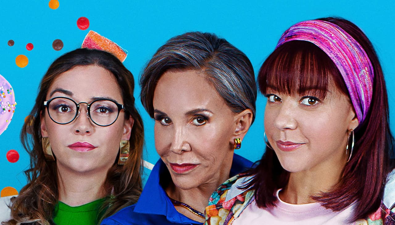 'Dulce Familia', donde actúa junto a Florinda Meza, Fernanda Castillo y más estrellas mexicanas puede ser vista en el sitio de Prime Video. La película trata de cinco mujeres de distintas generaciones y sus miedos, desórdenes alimenticios, dietas y adicción al azúcar, por lo que tendrán que enfrentarse a sí mismas para superarlo con humor.