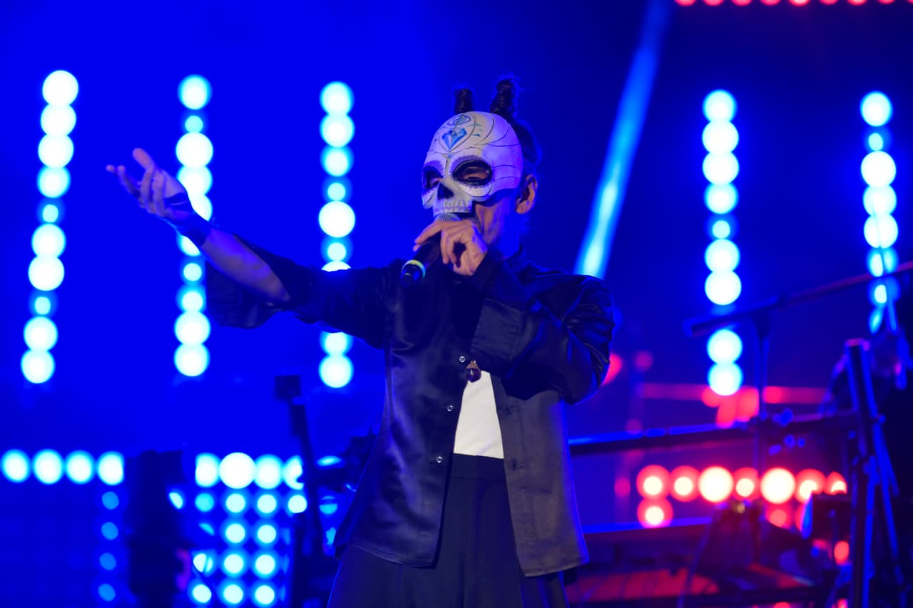 Rubén Albarrán inició el concierto con una máscara de cráneo
