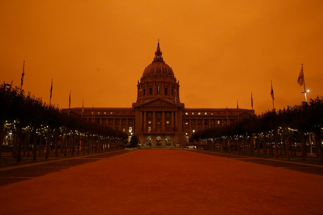 El estado de California en los Estados Unidos de América está sufriendo de una serie de intensos incendios que han provocado que el cielo de algunas zonas se pinte de rojo.
