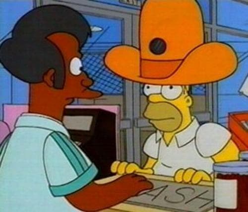 Cuando 
<i>Homero</i> se pone un sombrero con una cámara, para delatar a 
<i>Apu,</i> es tomado como un adelanto de lo que ahora es la GoPro. Definitivamente es mejor que sea tan pequeña y ligera.