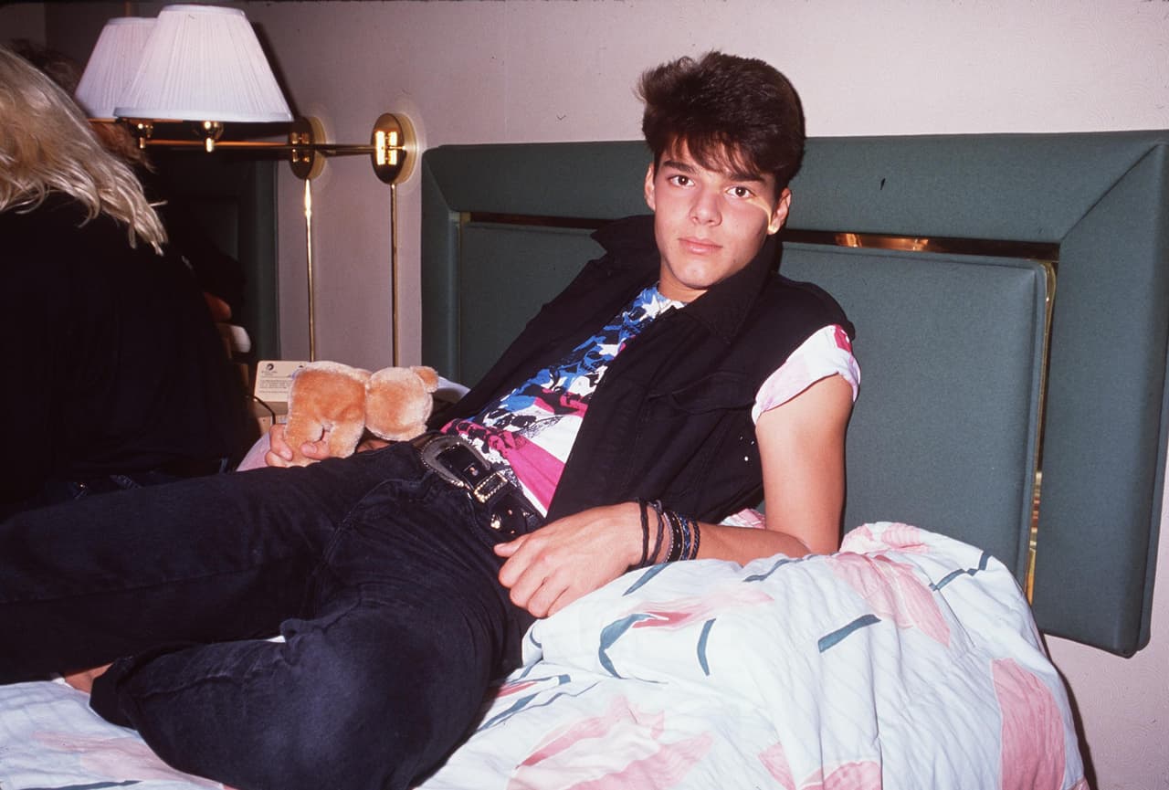 Ricky Martin emprendió varias giras con Menudo. Esta fotografía es de 1988 y fue tomada en un cuarto de hotel donde el grupo se había hospedado.