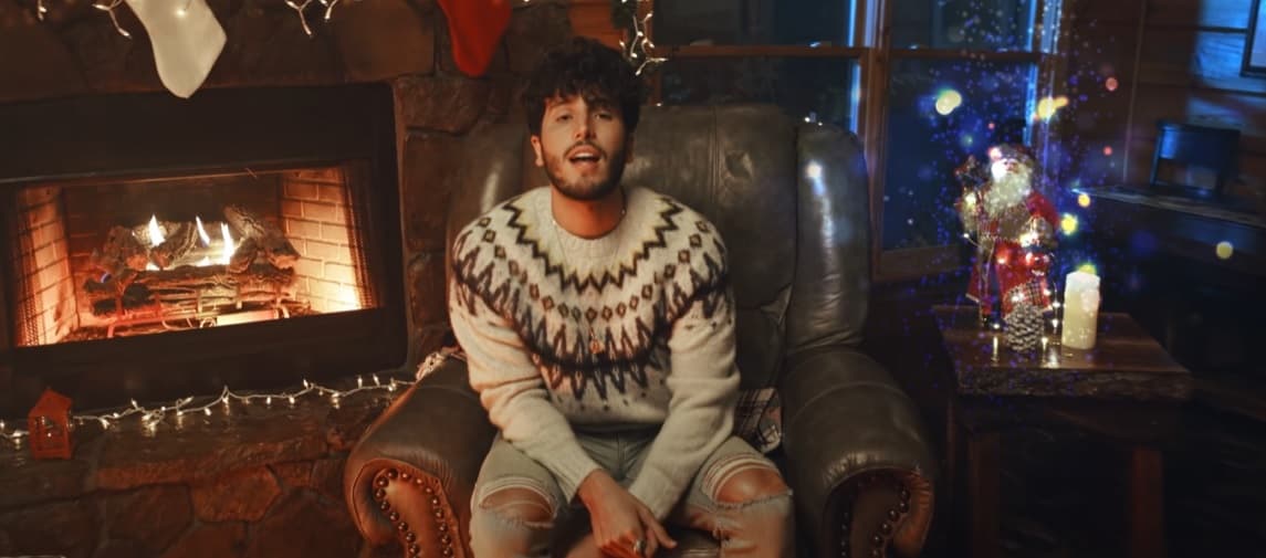 Sebastián Yatra recibe la navidad como niño chiquito en su video 'Santa Claus Is Coming To Town'