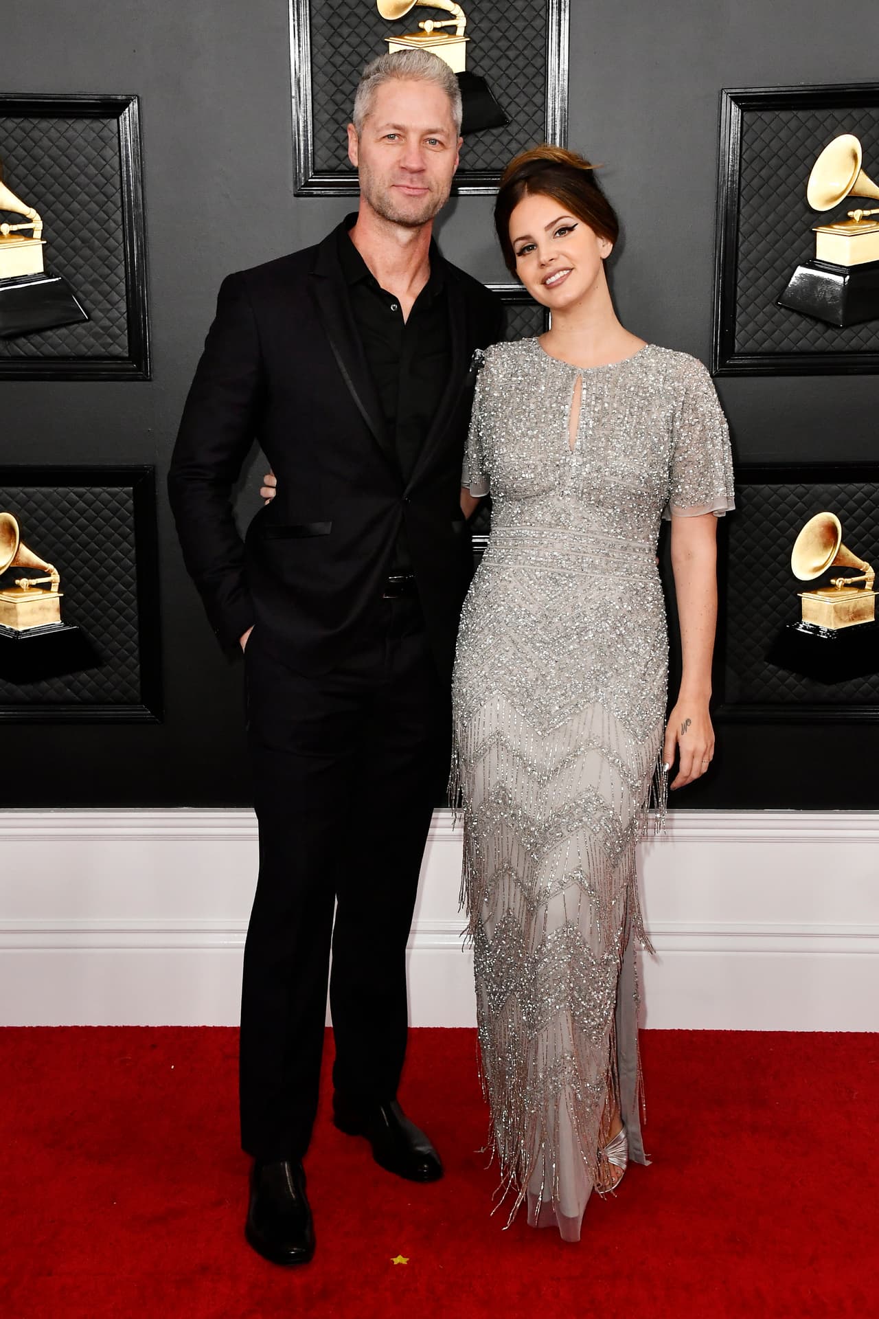 Lana del Rey parecía muy ilusionada a principios del 2020 por su relación con Sean Larkin, a quien incluso llevó a los premios Grammy como su acompañante. A pesar de ello, su noviazgo solo duró unos meses por las diferencias de horarios y responsabilidades laborales, por lo que terminaron en marzo.