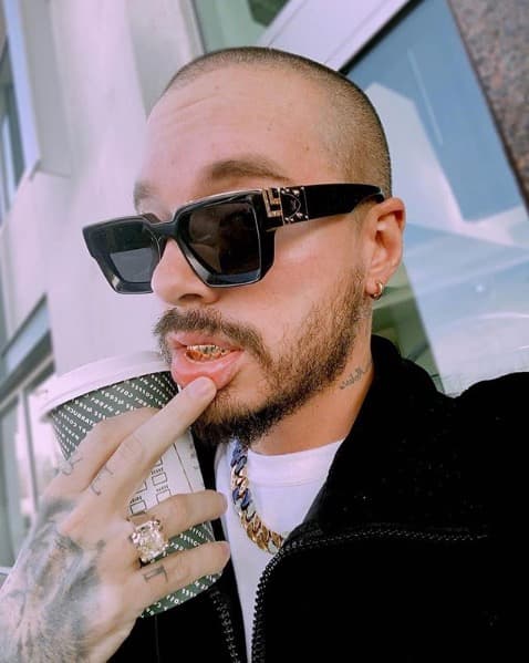 No han pasado ni 10 años desde ese primer álbum, ahora J Balvin es un artista de talla internacional, tiene colaboraciones con cantantes de la talla de DJ Khaled, Rosalía o Maroon 5. El look del cantante también ha cambiado por completo, desde las joyas y accesorios ostentosos hasta los tintes coloridos y la ropa de diseñador.