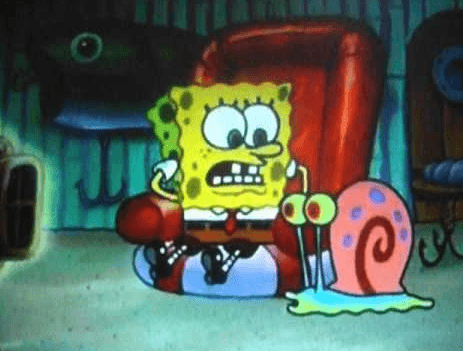Bob Esponja está viendo tele y cuando entra Gary, inmediatamente le cambia de canal a un partido de futbol americano. ¿Pues qué estaba viendo que estaba tan contento? Si pensaste en películas para adultos, estás en lo correcto.