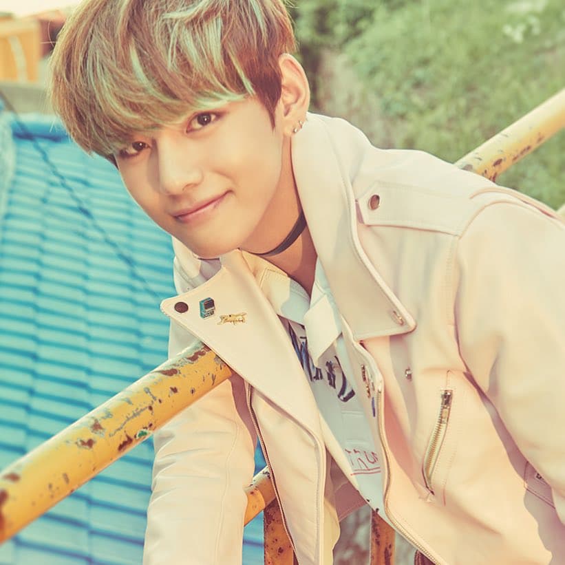Kim Tae-hyung, o simplemente V, nació el 30 de diciembre de 1995. Desde la primaria deseaba ser cantante motivo por el que decidió estudiar saxofón y después mejoró sus habilidades musicales con Big Hit Entertainment.