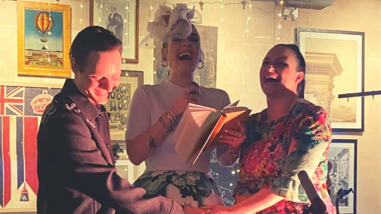 Adele casó a sus amigos y de paso presumió cuanto ha bajado de peso en la boda