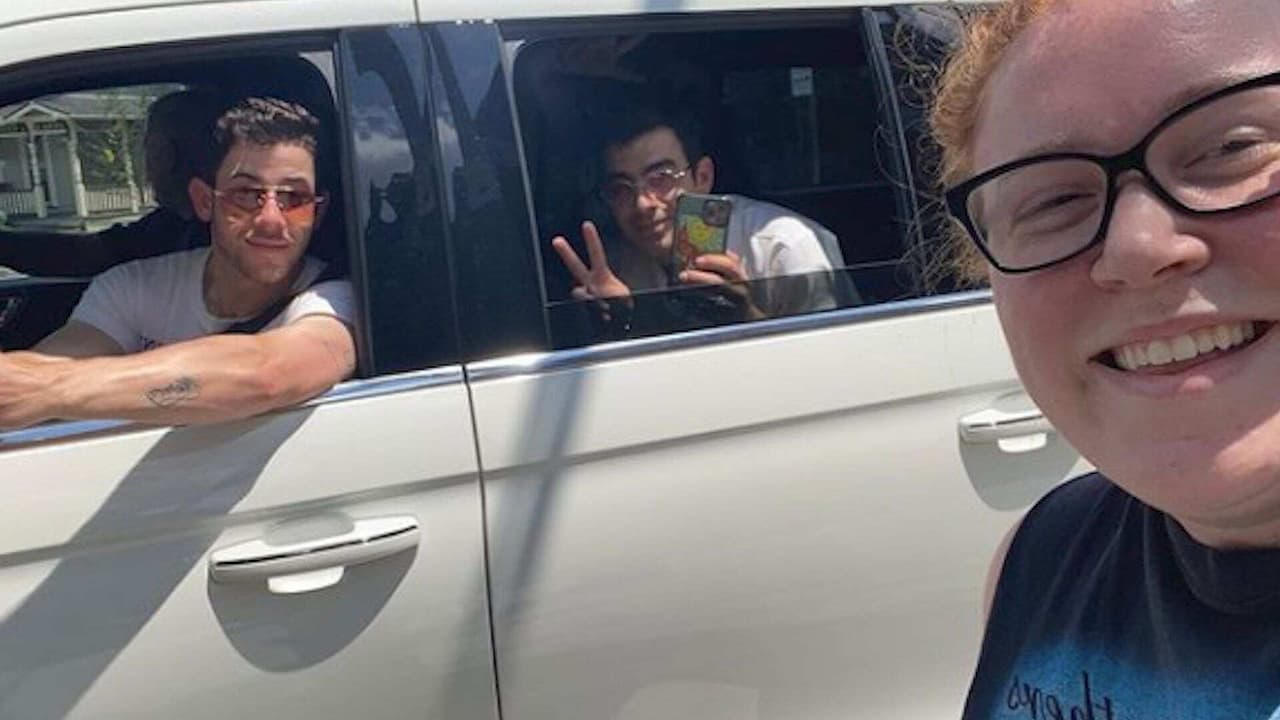 Los Jonas Brothers sorprenden a una fan en la calle y le chulean su playera de la banda