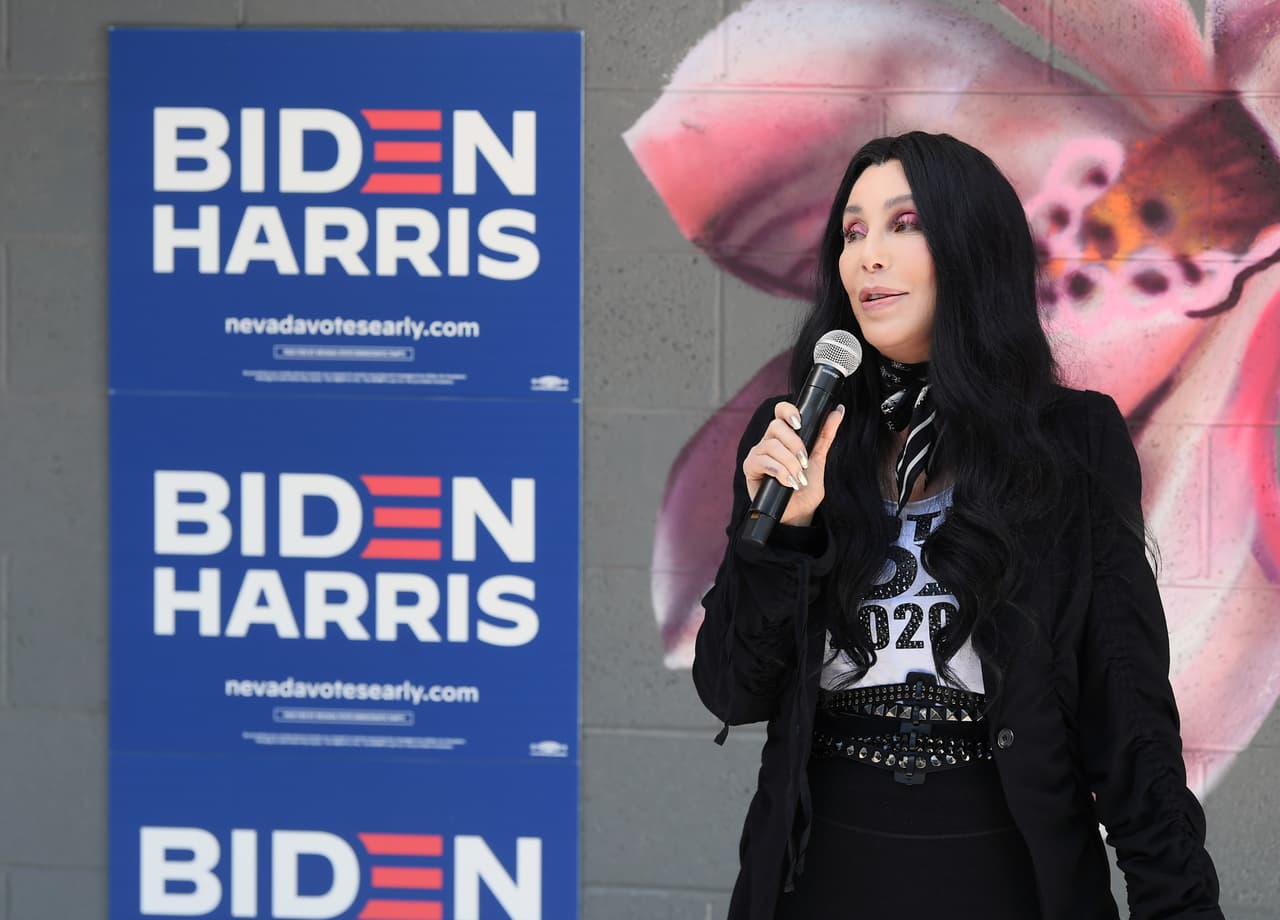Cher se unió a la campaña de Joe Biden en Nevada para promover el voto temprano y demostrar del lado de quién está en esta elección. La cantante no para de mostrar su apoyo al candidato y de recordarle a sus seguidores que vayan a las casillas.