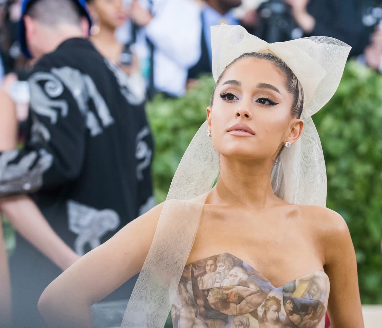 Ariana Grande posa en la alfombra roja del MET Gala 2018