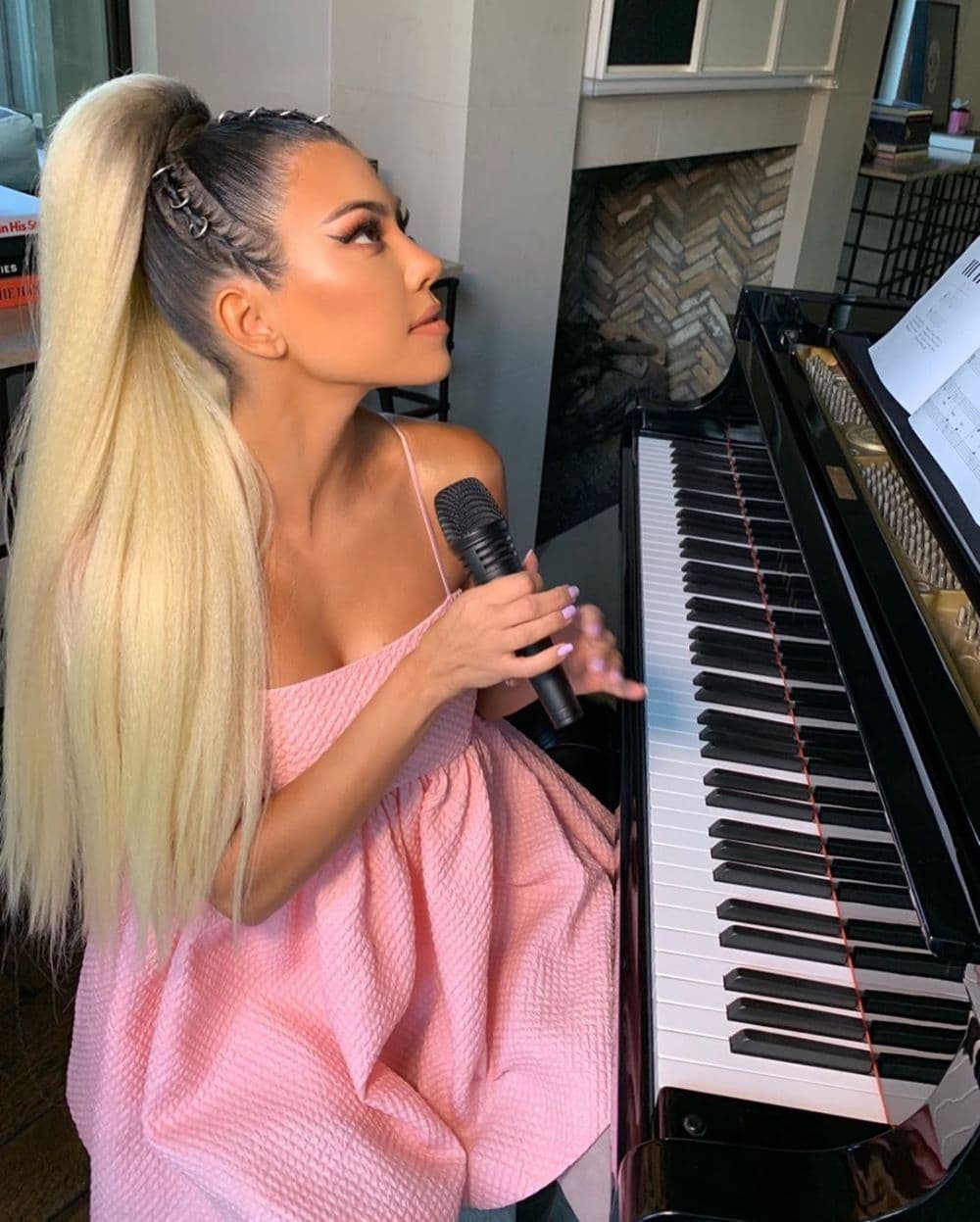 Kourtney Kardashian decidió disfrazarse de Ariana Grande, incluso imitó su famosa cola de caballo.