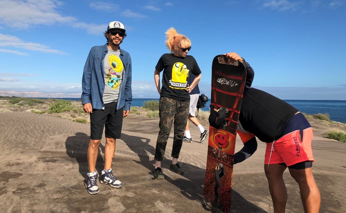 Mira la épica caída de Brigitte Grey mientras surfea sobre arena