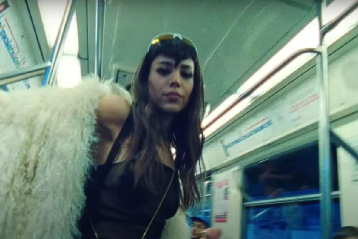 Danna Paola viaja en metro en el video de 'XT4S1S'
