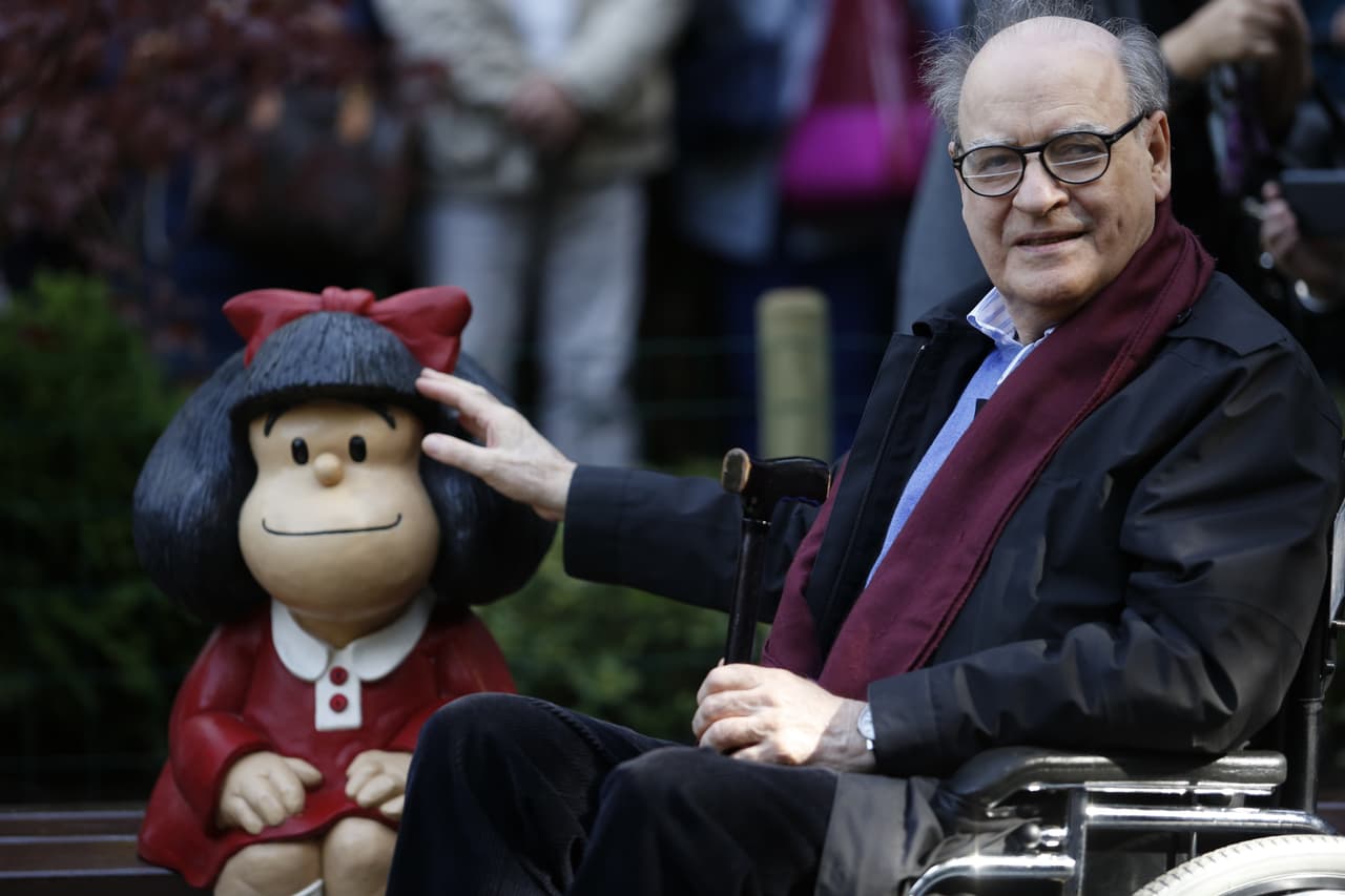 OVIEDO, SPAIN - OCTOBER 23: Cartoonist Joaquin Salvador Lavado, aka Quino, poses beside a sculpture of his creature Mafalda at the San Francisco park. Quino will be awarded the 2014 Prince of Asturias Award for Communication and Humanities on October 23, 2014 in Oviedo, Spain. (Photo by Europa Press/Europa Press via Getty Images)