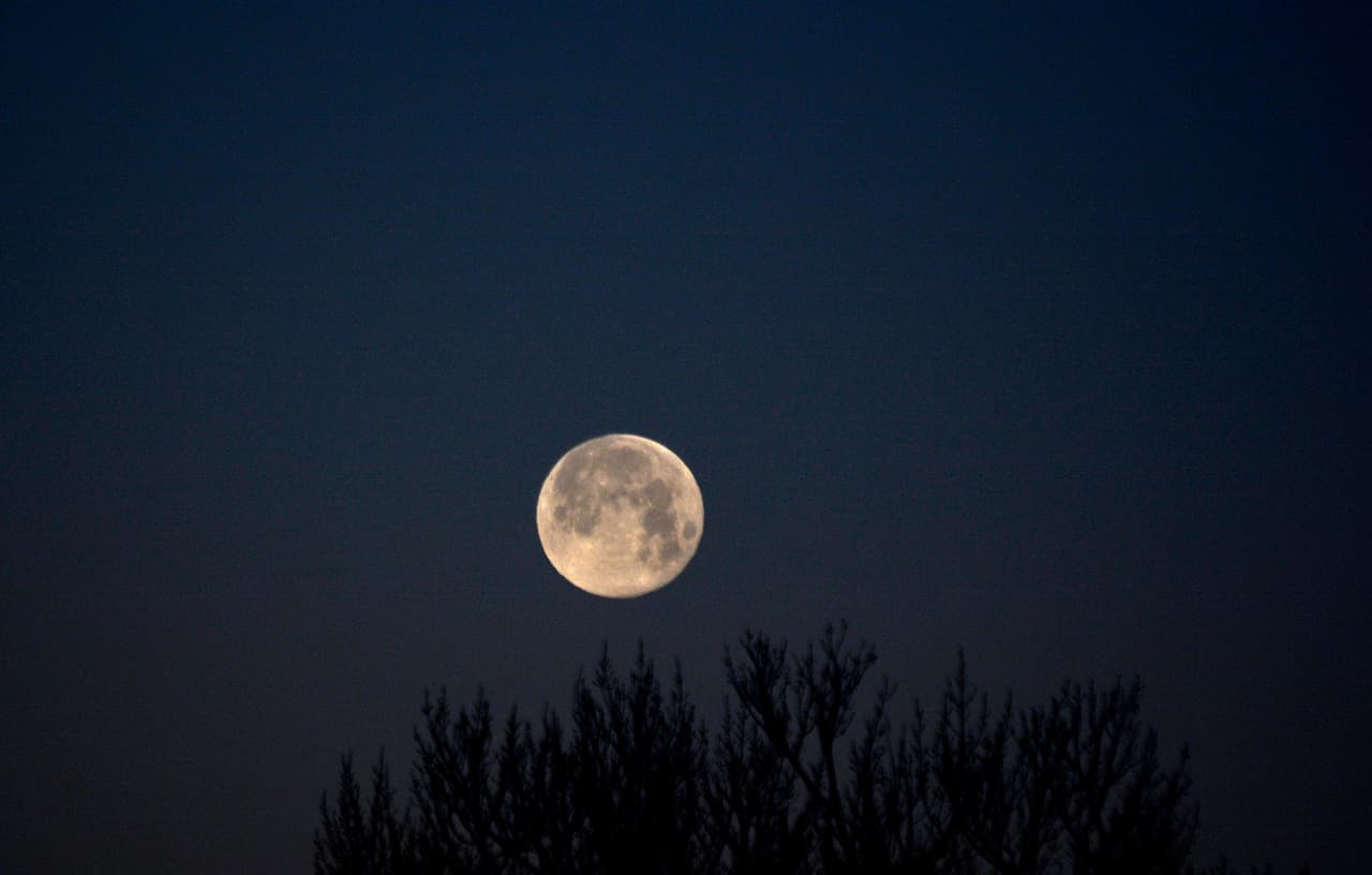 SANTA FE, NM - MARCH 2, 2018: A full moon glows at dusk in Santa Fe, New Mexico. (Photo by Robert Alexander/Getty Images)