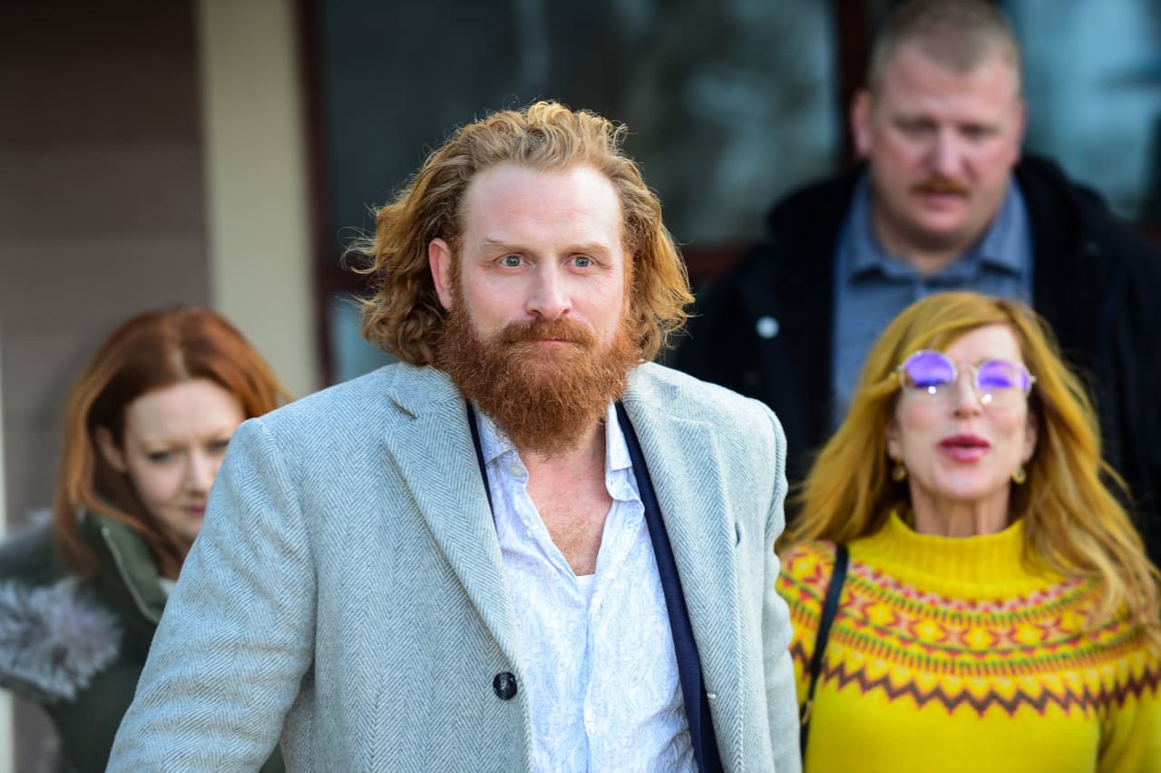 Kristofer Hivju, conocido por darle vida a Tormund Giantsbane en "Game of Thrones", anunció el pasado 16 de marzo que dio positivo por COVID-19. Agregó que hasta ahora ha experimentado "síntomas leves" de un resfriado, por lo que él y su familia se han aislado en su casa, en Noruega.