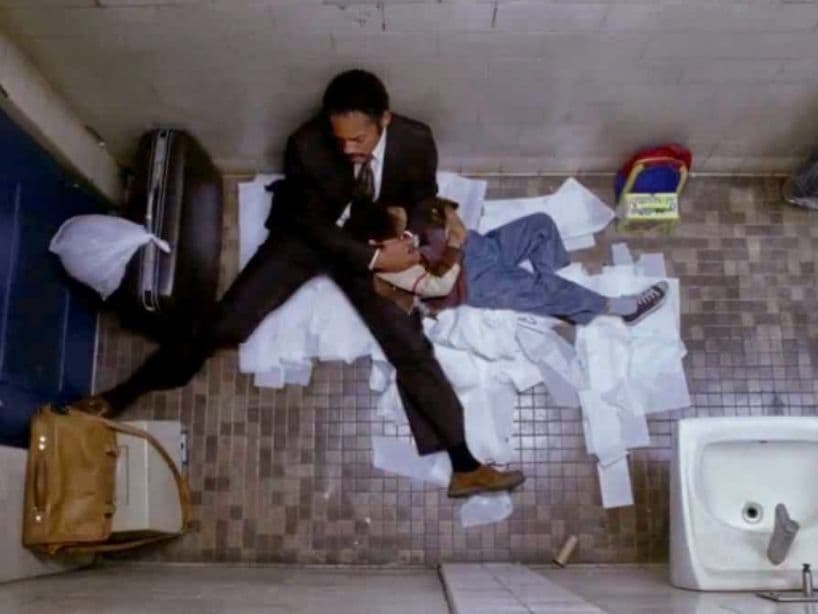 Will Smith interpreta a un padre dispuesto a hacer todo por darle un mejor futuro en la película En Busca de la Felicidad (2006). Incluso si eso significa hacer algunos sacrificios como dormir en un baño público y dar todo por el bienestar de su pequeño.