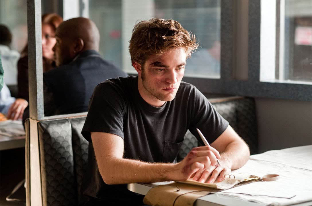 En 2010, mientras grababa las películas de 'Twilight', Pattinson protagonizó el drama 'Remember Me', en el que su personaje es un joven de una familia dividida y adinerada de Nueva York.