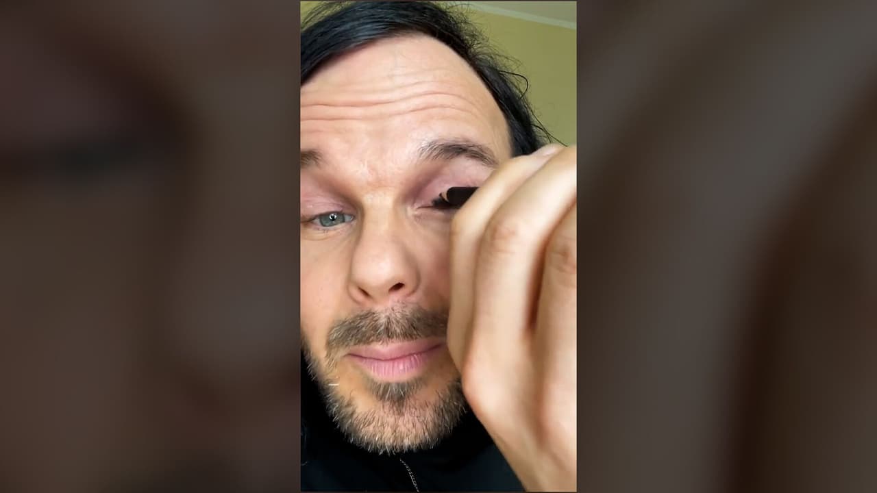 In the shadows: Cantante de The Rasmus te enseña a maquillarte como emo