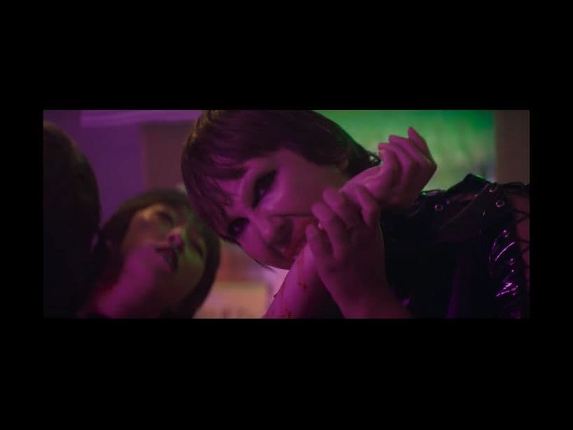"Vampires Will Never Hurt You" es el nombre de la canción y en esta escena, literalmente los vampiros no están lastimando a nadie, sólo están alimentándose de su respectiva pareja, mientras se seducen.