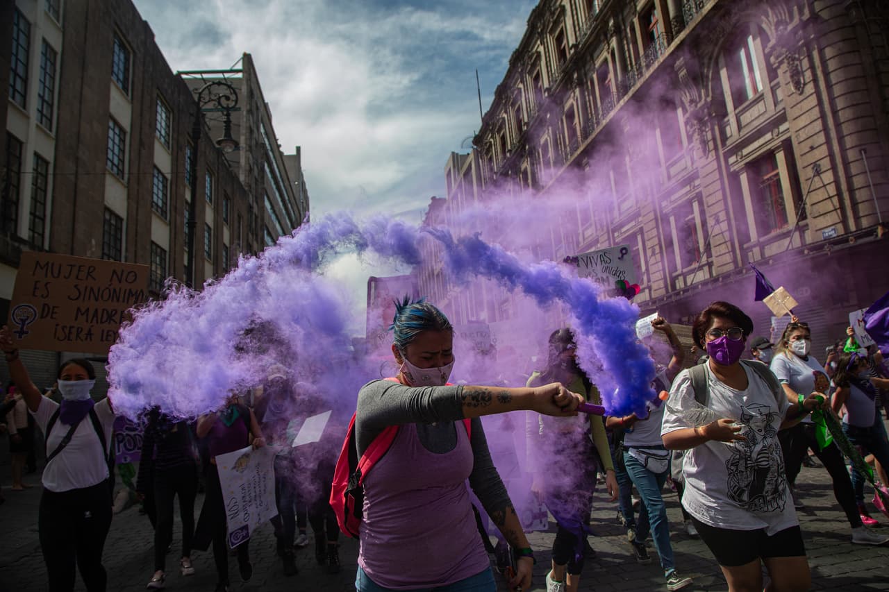El pasado 8 de marzo se conmemoró el Día Internacional de la Mujer, por lo que miles atendieron la cinta de colectivos feministas que invitaron a las mujeres de México a manifestarse para exigir justicia por las víctimas de feminicidio.
<br>