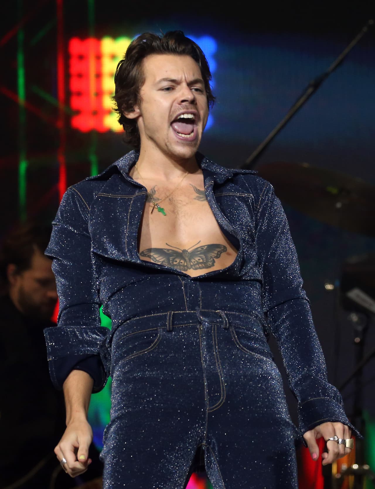A veces, Harry Styles deja ver uno de los tatuajes que tiene en el estómago, donde se puso a una enorme mariposa en color negro.