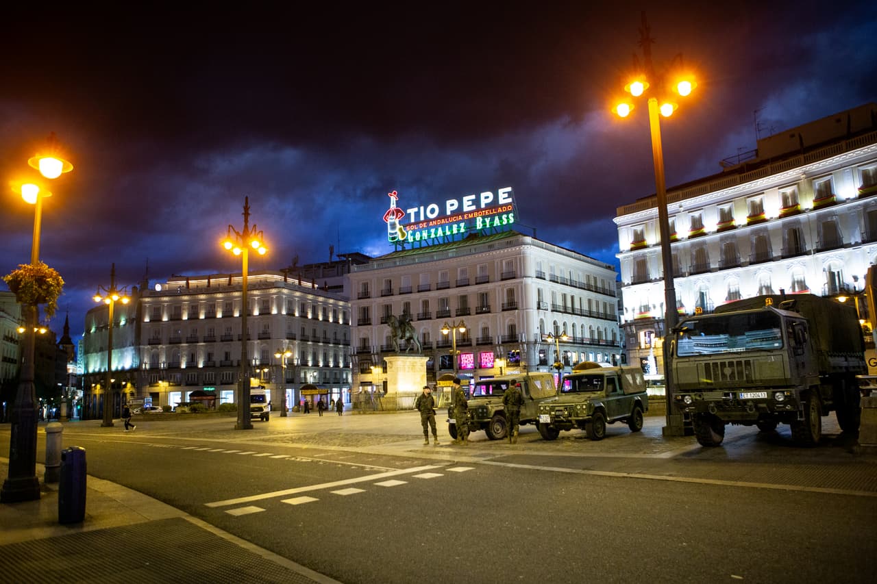 Madrid, España.
<br>
<br>En algunos países, como en España, la policía y los militares resguardan las calles para evitar que la gente rompa la cuarentena mandatoria impuesta por el gobierno. Lugares turísticos como la Puerta del Sol, lucen vacíos.