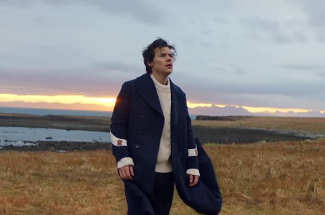 ¿Recuerdas el look de "Sign of the Times"? Desde su primer video musical como solista, Hazza nos dejó ver que la moda sería una parte importante de su carrera en solitario. Styles apareció con este Abrigo de cachemira de lana azul, Gucci por supuesto, que tiene un precio de $3,280 (66 mil pesos), y un suéter tejido oversized de la marca Burberry con un valor de $895 (18 mil pesos).