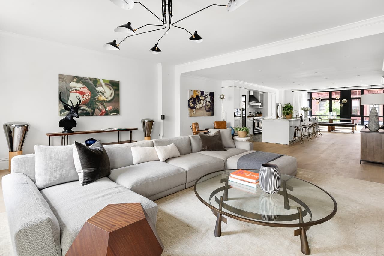 Ahora, la actriz de 
<i>Juegos de Tronos</i> y el cantante de Jonas Brothers ponen en venta el lujoso apartamento que compraron hace más de dos años y que ahora está a la venta por poco más de 5 millones de euros. Pasea por el hogar de Sophie y Joe antes de que sus nuevos inquilinos lleguen a este costoso piso.