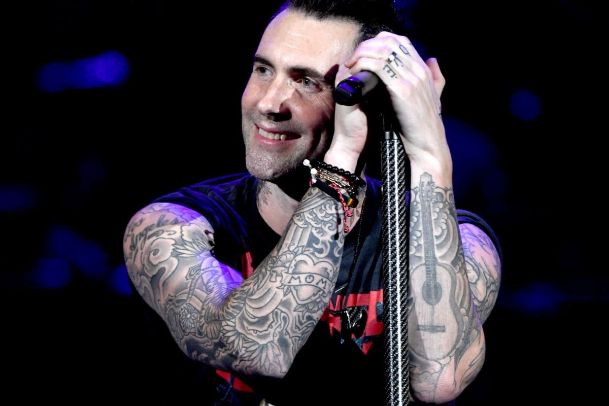 Adam Levine de Maroon 5 en 2020