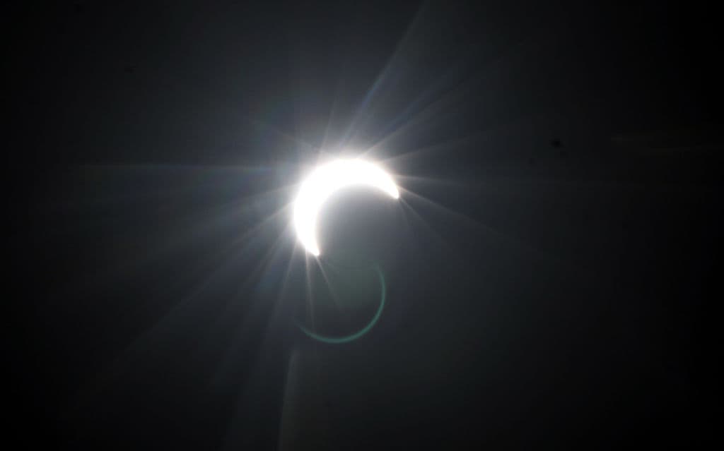 Bathinda, India.
<br>
<br>El fenómeno natural duró alrededor de 3 horas y 45 minutos. Sin embargo, el pico del eclipse, el momento donde se ve el ‘anillo de fuego’.