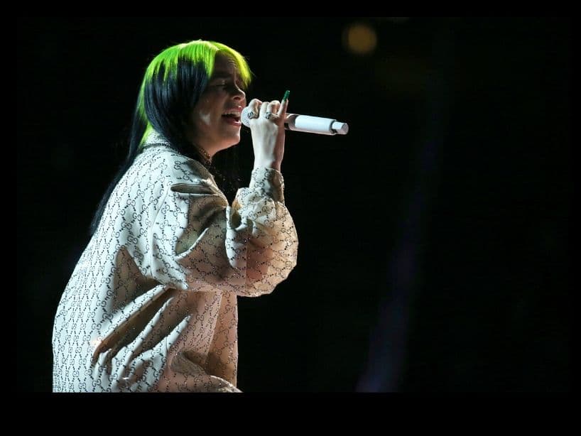 Para la presentación de "When the Party's Over", Billie llevaba una camisa bordada GG de cristal personalizada y pantalones a juego. Completó su look con una selección de piezas de joyería de la misma marca diseñadas por Alessandro Michele.