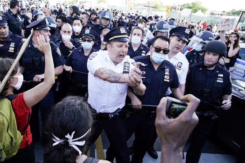 Nueva York, Estados Unidos.
<br>
<br>Las protestas comenzaron el viernes luego de que un video que se difundió en redes sociales y noticieros mostró como George Floyd avisó que le era imposible respirar y el policía, identificado como Derek Chauvin, hizo caso omiso.
