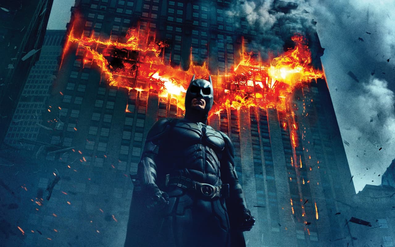 En 2008, un técnico de efectos especiales murió mientras se grababa Batman: El Caballero de la Noche. Conway Wickliffe, de 41 años, se encontraba en la parte trasera de un auto cuando éste chocó contra un árbol mientras operaba la cámara.