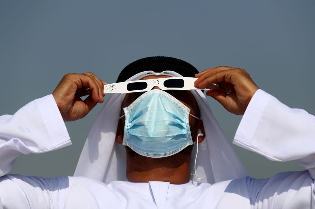 Dubái, Emiratos Árabes Unidos.
<br>
<br>Para poder observar el fenómeno natural era necesario que se usaran gafas protectoras, pues ver el eclipse directamente, podría generar problemas de visión.