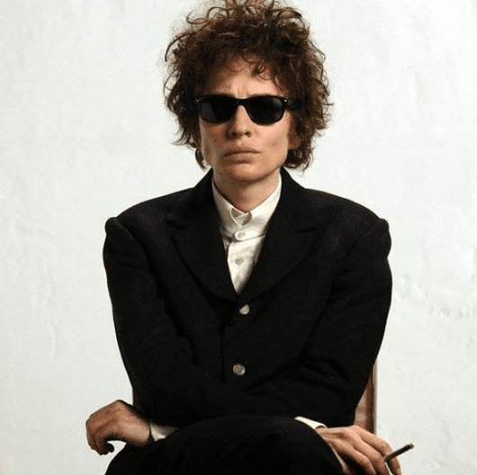 ¿Sabes quién fue una de las personas encargadas de interpretar a uno de los lados de Bob Dylan en I'm Not There, su película del 2018? Aunque no lo creas, fue Cate Blanchett.