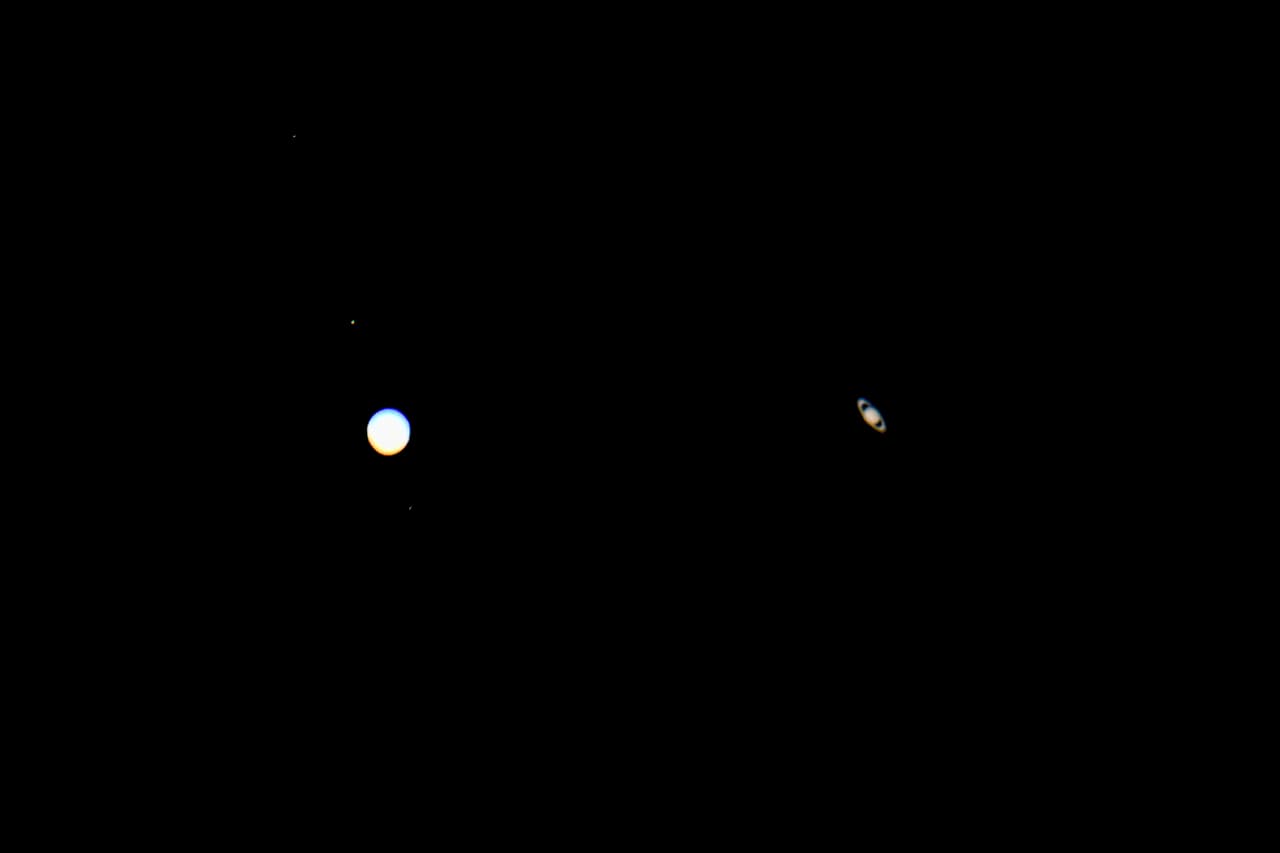 En el espacio, estos dos planetas permanecen a unos 450 mil millones de millas de distancia y no habían estado tan "cerca" el uno del otro con la Tierra desde hace casi seis siglos.