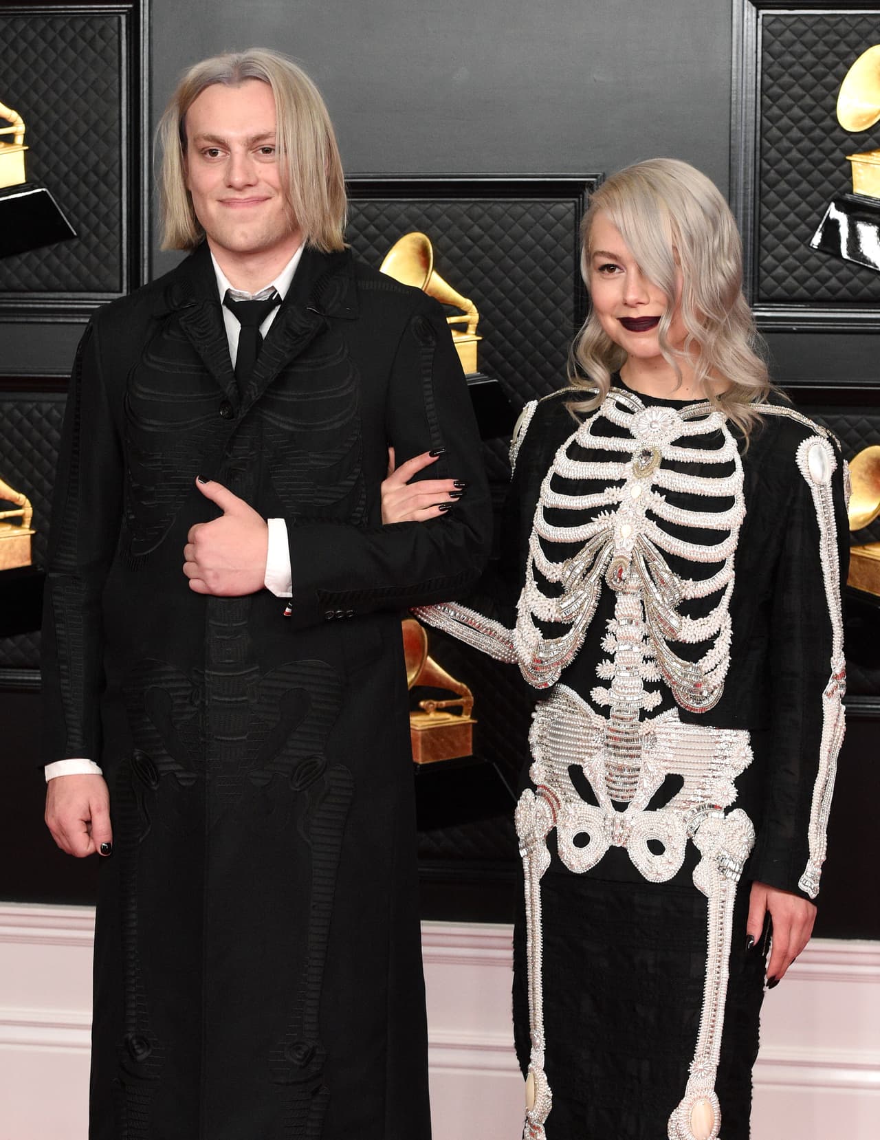 Phoebe Bridgers y su hermano Jack usaron atuendos parecidos a los que te pondrías en una fiesta de Halloween muy lujosa.