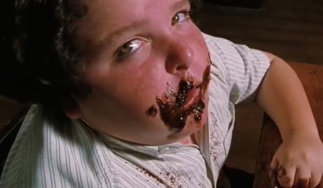 Seguramente recuerdas a 'Bruce', el niño que se atascó un pastel de chocolate entero en la película de 'Matilda', que salió en 1996.