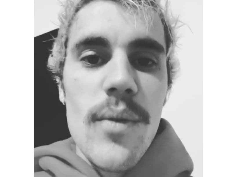 Justin Bieber está promocionando el estreno de su disco con una nueva imagen que está generando muchos comentarios en redes sociales, con un bigote que sorprendió al mundo.