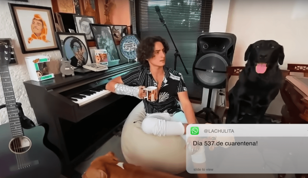Después de rebotar algunas ideas, el equipo encontró la mejor forma de armar el video, “fue una reconstrucción de ideas que nos llevó a esta locura, a que cada quién en su casa se grabara, a que fuera nuestro lyric video; a que fuera distinto y a que tuviera ese sabor diferente para que realmente puedas disfrutar ‘Danzón’ en tu casa”, nos dijo el cantante.
