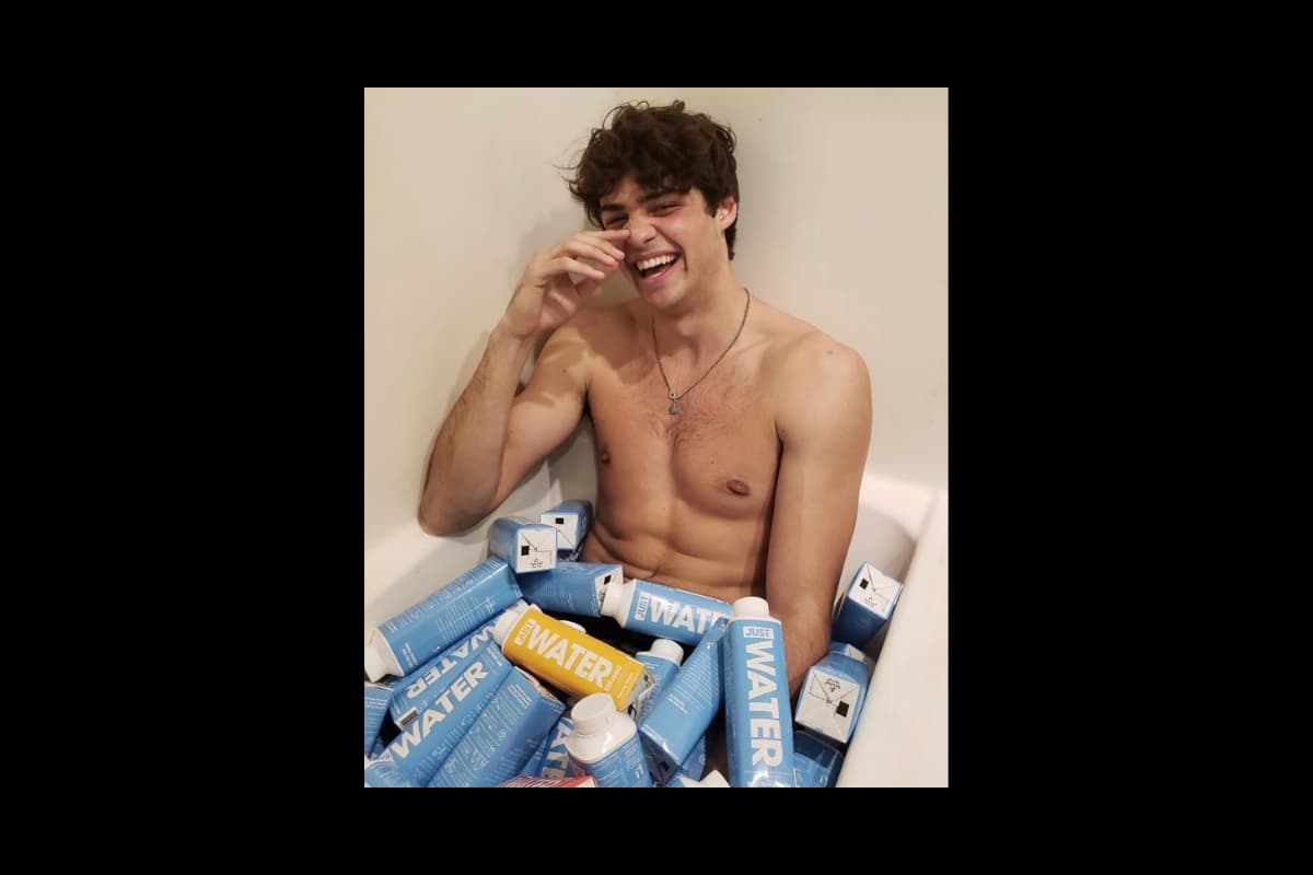 ¡No pierde el piso!Tras el estreno de A Todos Los Chicos De Los Que Me Enamoré (2018), el actor ganó 1.4 millones de seguidores en Instagram.“No es como que de repente ya tengo 2.4 millones de personas conmigo todo el tiempo. Nada ha cambiado realmente en mi día a día”, declaró para la revista Seventeen.