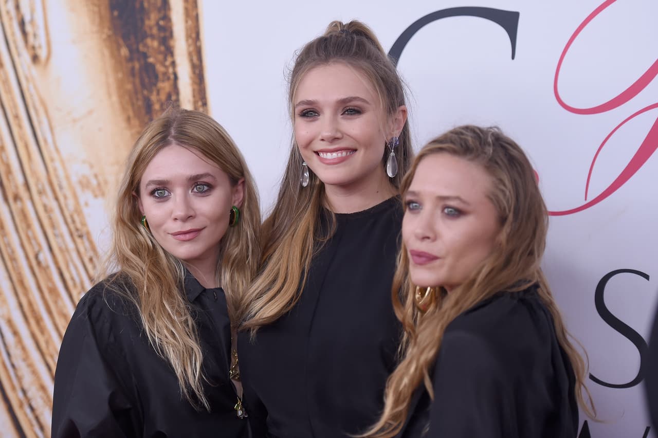 Así lucía en Elizabeth Olsen en el 2016, donde podemos notar que prácticamente no ha cambiado y que sigue viéndose tan joven. En la imagen, posa con sus hermanas Mary-Kate y Ashley en la alfombra roja de un evento de moda.