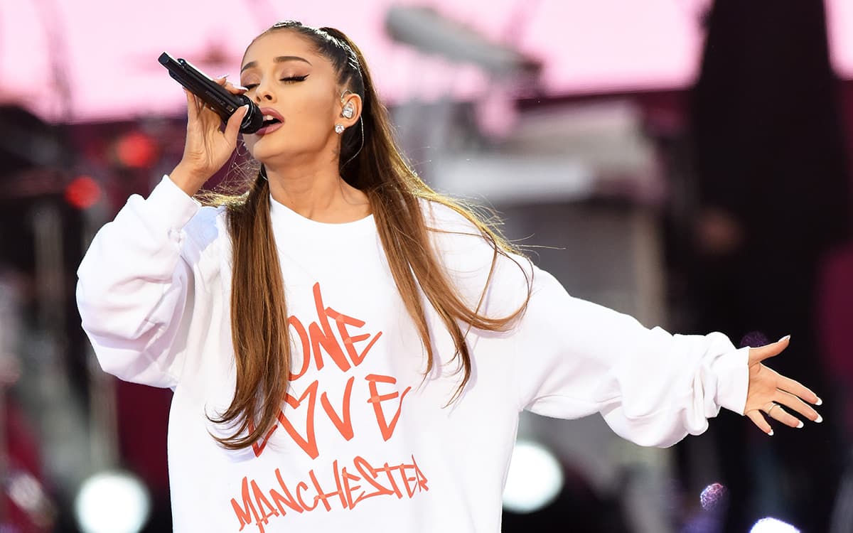 Ariana Grande envía regalos navideños a hospitales de Manchester