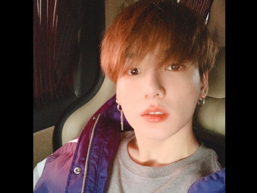 Al igual que otros famosos de K-Pop, Jungkook utiliza accesorios para crear un look único. También se pinta el cabello y cuidan su piel con productos de belleza.