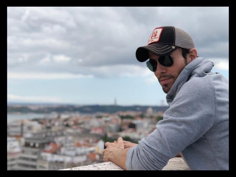 Enrique Iglesias es hijo de Julio Iglesias y de Isabel Preysler.