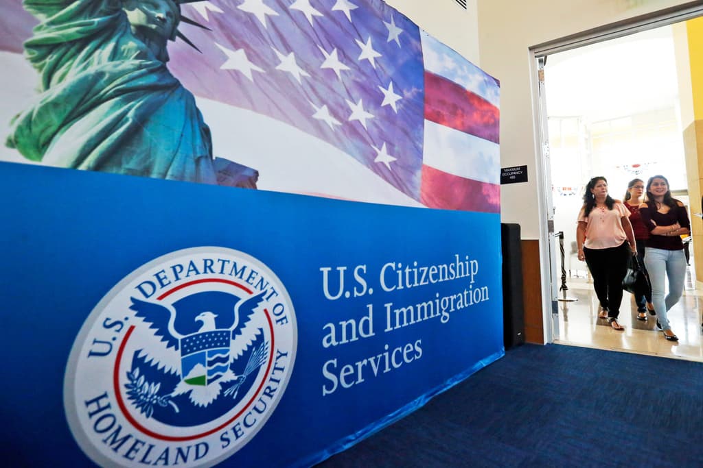 Cómo el gobierno de Trump busca acelerar los procesos para retirar la ciudadanía a algunos estadounidenses naturalizados 
